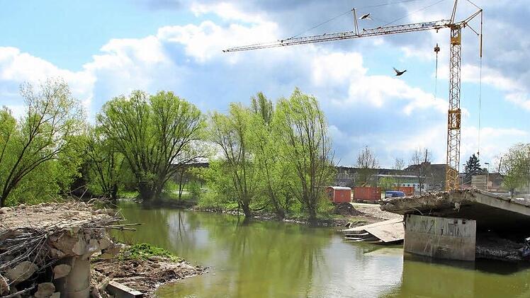 Völlig neue Perspektiven tun sich nach dem Abbruch der Aischbrücke in Höchstadt auf.  Foto: Andreas Dorsch