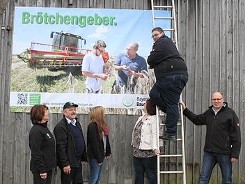 Landwirte sind Brötchengeber - so vermittelt die Imagekampagne des Bayerischen Bauernverbandes. Aber nicht nur: Sie sind auch Frauenversteher proklamiert die Imagekampagne für Milchviehhalter, Verpackungskünstler (Eierproduzenten), Kraftpakete (Maisanbauer) oder Zuckerstreuer (Zuckerrübenanbauer). Fotos: Sonny Adam