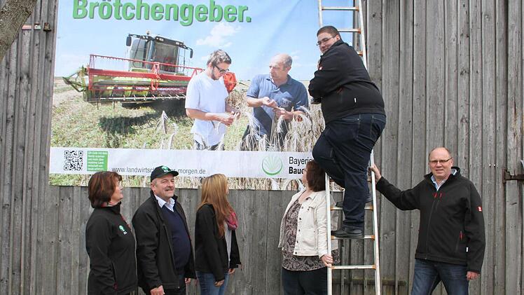 Landwirte sind Brötchengeber - so vermittelt die Imagekampagne des Bayerischen Bauernverbandes. Aber nicht nur: Sie sind auch Frauenversteher proklamiert die Imagekampagne für Milchviehhalter, Verpackungskünstler (Eierproduzenten), Kraftpakete (Maisanbauer) oder Zuckerstreuer (Zuckerrübenanbauer). Fotos: Sonny Adam