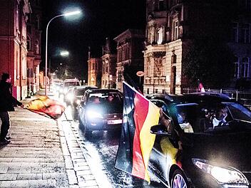 Ausgelassene Stimmung: Fußball-Fans in der Coburger LöwenstraßeFoto: Jochen Berger