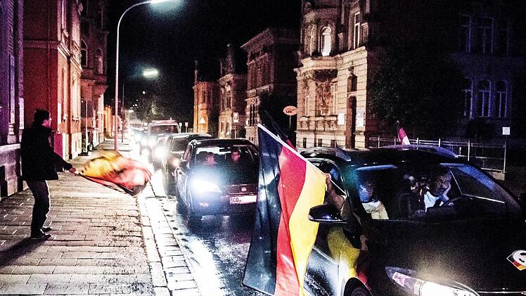 Ausgelassene Stimmung: Fußball-Fans in der Coburger LöwenstraßeFoto: Jochen Berger