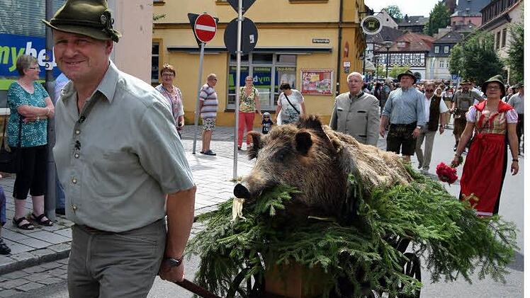 Erstmals nehmen die Jäger am Umzug teil. Sie führten einen Keiler mit sich, der sich immer auf dem Tannengrün ausruht. Foto: Andreas Welz