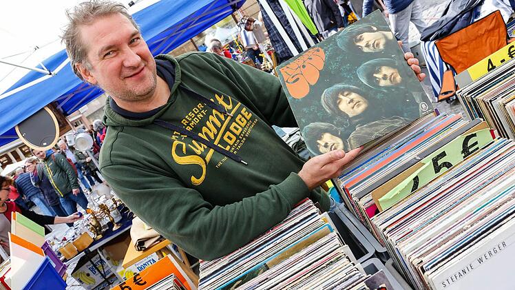 Beim Bamberger Antikmarkt kamen Liebhaber schöner alter Dinge voll auf ihre kosten. Foto: Matthias Hoch