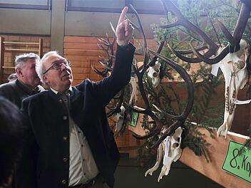 Harm Humburg, Geschäftsführer der Rotwild-Hegegemeinschaft Bayerische Rhön, begutachtet die Geweihe. Foto: Gerd Schaar