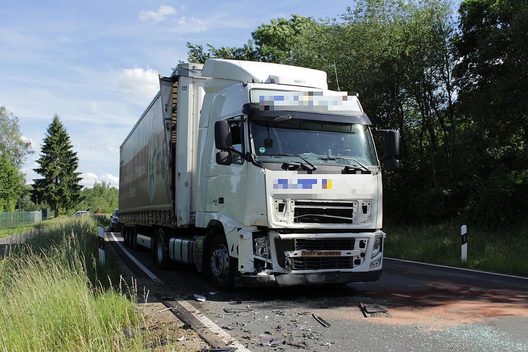 Pegnitz: Cabrio kracht frontal in Lkw