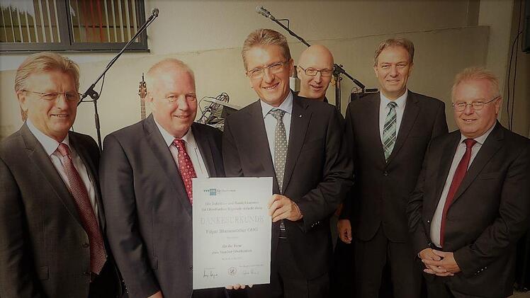 Die IHK-Dankesurkunde überreichte IHK-Vorsitzender Hans Rebhan. Von links: Bürgermeister Rainer Detsch, Wolfgang Blumenröther, Hans Rebhan, Udo Blumenröther, Landrat Klaus Löffler und Jürgen Blumenröther.  Foto: Gerd Fleischmann