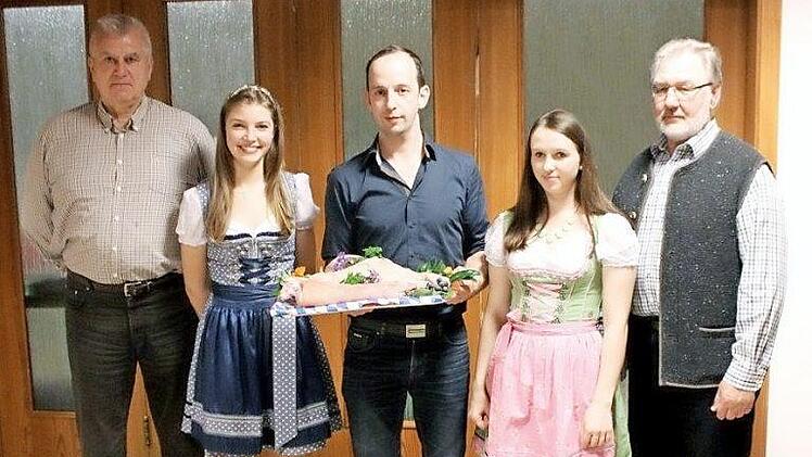 Saukönig in Rothenkirchen wurde Markus Haderlein (Mitte). Mit im Bild von links, 2. Ritter Wolfgang Bergmann, Weinkönigin Julia Geiger, Weinprinzessin Selina Grebner und 1. Ritter Georg Backer