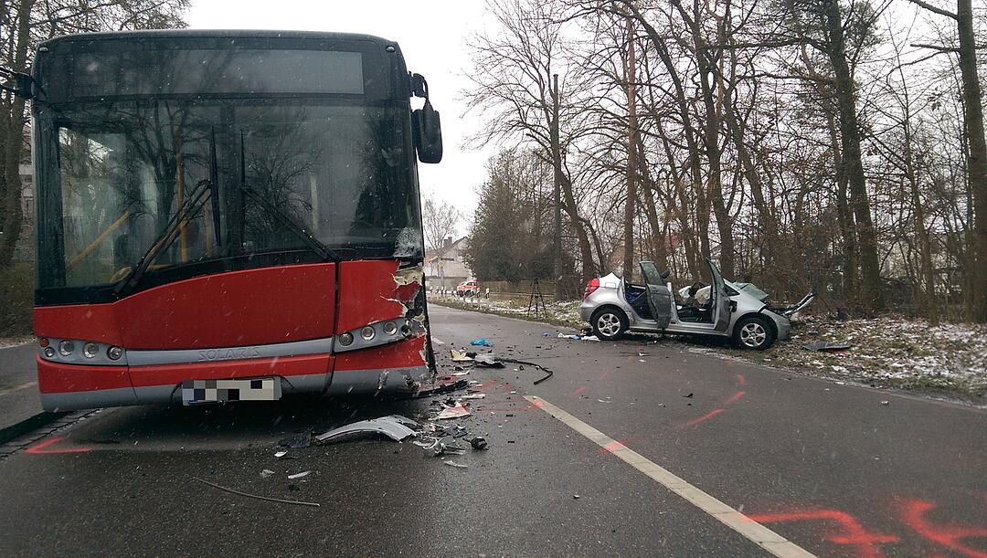 Unfall in Fürth: Auto kracht in Linienbus