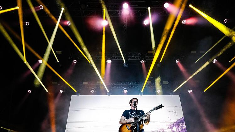Umjubeltes Konzert: James Blunt begeisterte 6000 Besucher auf dem Coburger Schlossplatz.  Foto: Matthias Hoch