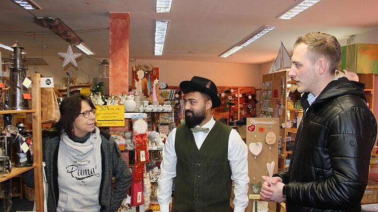 Hangaw (Hangau) Wahab schaute sich dieser Tage vor Ort um. Rechts Besitzer Maximilian Lindner, links Basti-Mitarbeiterin Gabi Römmelt