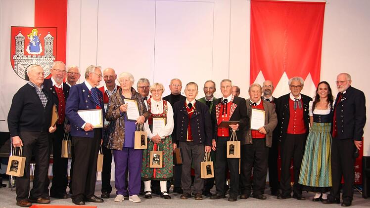 Großer Ehrungsreigen: Die für 40 Jahre Mitgliedschaft geehrten Einzelpersonen und Vereinsvertreter.