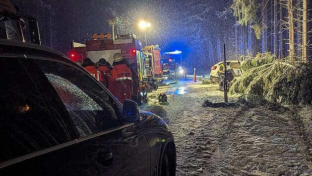 Wintereinbruch in Deutschland: Unf&auml;lle wegen Gl&auml;tte