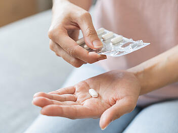 Tablette einnehmen, Medikament, einnehmen