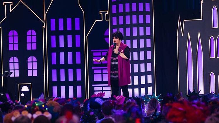 Die Standup-Comedienne Ingrid K&uuml;hne ist laut ZDF "der Star auf jeder Karnevalsb&uuml;hne, originell, genial und zum Schieflachen".