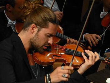 Voll konzentriert: David Garrett spielt das Violinkonzert von Johannes Brahms.  Foto: Ahnert
