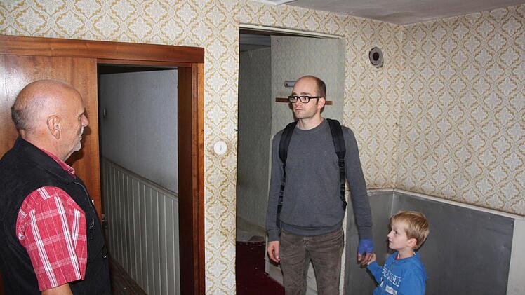 "14 Quadratmeter, höchstens," war das Wohnzimmer in der Schulgasse 6 "groß", schätzt Peter Kaisel (links). Christoph Joa und sein Sohn Tizian staunen.