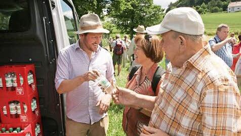 Es kann nicht immer Wein sein: Winzer Matthias Büttner (links) bei der Wasser-Ausgabe in der Mittagspause. Fotos: Paul Ziegler
