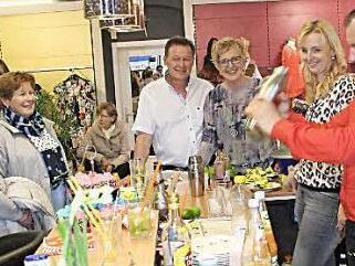 Ein begehrter Platz bei der Wiedereröffnung von Textil-Winkler war bei Barkeeper Uli, wo Bekleidungshauschefin Cäcilie Winkler ihre Gäste einem Drink einlud.  Foto: fra-press