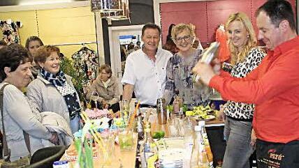 Ein begehrter Platz bei der Wiedereröffnung von Textil-Winkler war bei Barkeeper Uli, wo Bekleidungshauschefin Cäcilie Winkler ihre Gäste einem Drink einlud.  Foto: fra-press