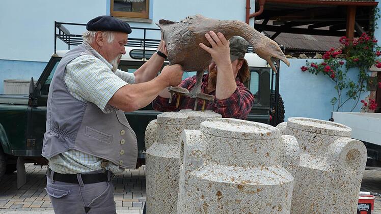 Aufbau des Kunstwerks in Gauaschach  Foto: Jana Keul