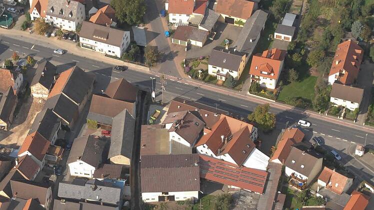 Der Bereich an der Hauptstraße in Viereth, wo die Mainstraße von der Hauptstraße abzweigtLuftbild: Ronald Rinklef