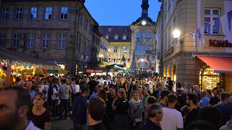 Massenandrang vor dem Brückenrathaus. Die Finanzierungslücke für die 66. Sandkerwa ist vom Tisch.
