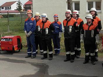 Das Foto zeigt die erfolgreichen Wehrmänner mit (v. li.): Joshua Hirschbrunn, Tobias Hochrein, Christoph Kaufmann, Claudia Trost, Michael Bambach, Christian Trost, Maschinist Jens Kneuer und stellvertretender Kommandant Rafael Bambach als Melder. Foto: Frank Erhard
