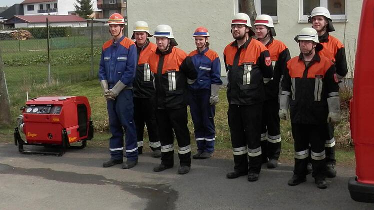 Das Foto zeigt die erfolgreichen Wehrmänner mit (v. li.): Joshua Hirschbrunn, Tobias Hochrein, Christoph Kaufmann, Claudia Trost, Michael Bambach, Christian Trost, Maschinist Jens Kneuer und stellvertretender Kommandant Rafael Bambach als Melder. Foto: Frank Erhard