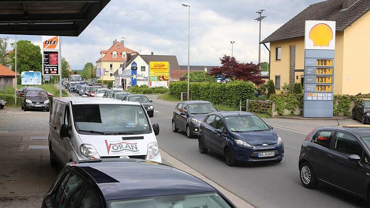 Auf Höhe der beiden Tankstellen kommt es staumäßig dick.Foto: Barbara Herbst