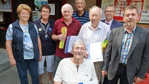 Ehrungen für langjährige Mitgliedschaft beim VdK Weitramsdorf (von links): Annelore Stelzner, Heidrun Hauptmann, Günther Wicklein, Horst Geißel, Helmut Ott, Gunther Lösch, Wolfgang Bauersachs und Thomas Steinlein  Foto: Lothar Weidner