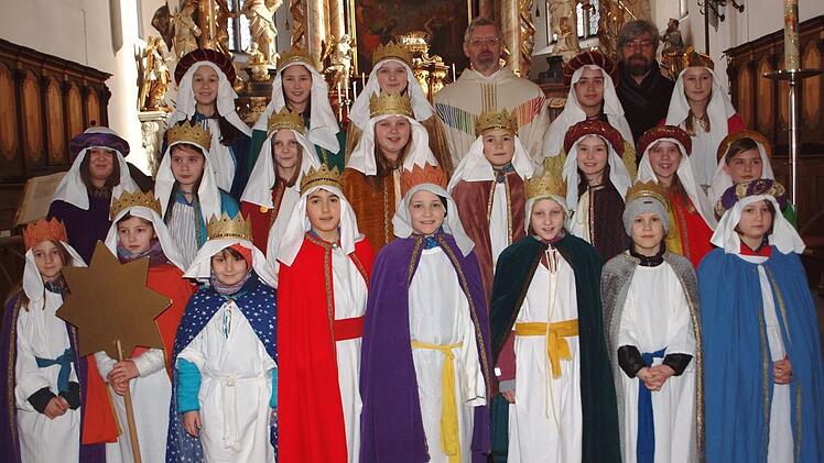 Zum Abschluss der Sternsingeraktion der Pfarrei "Unsere liebe Frau" feierten die Sternsinger zusammen mit Stadtpfarrer Roland Neher (hinten links) und Pastoralreferent Thomas Reich (hinten rechts) den Gottesdienst am Dreikönigsfest. Foto: Alfred Thieret