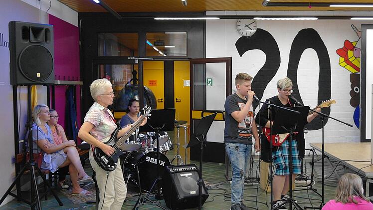 Die Schulband unter Leitung von Lioba Merz spielte stimm- und instrumentalgewaltig Hits auf.  Foto: Stephanie Elm