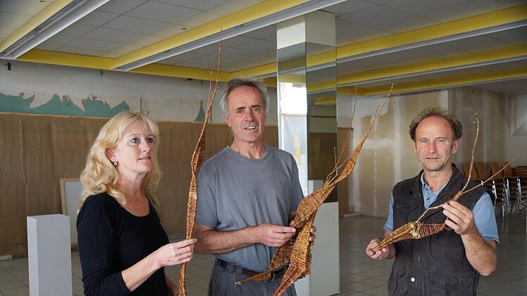 Elfriede Böck vom Kulturamt, Walter Graf und sein Künstlerkollege Reinhard Kraft halten Flechtarbeiten als erste Exponate in der Hand. Foto: Arkadius Guzy
