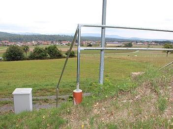 Am Hochbehälter in Detter: Von hier aus läuft Trinkwasser bis hinunter in den Ort. Foto: Julia Raab