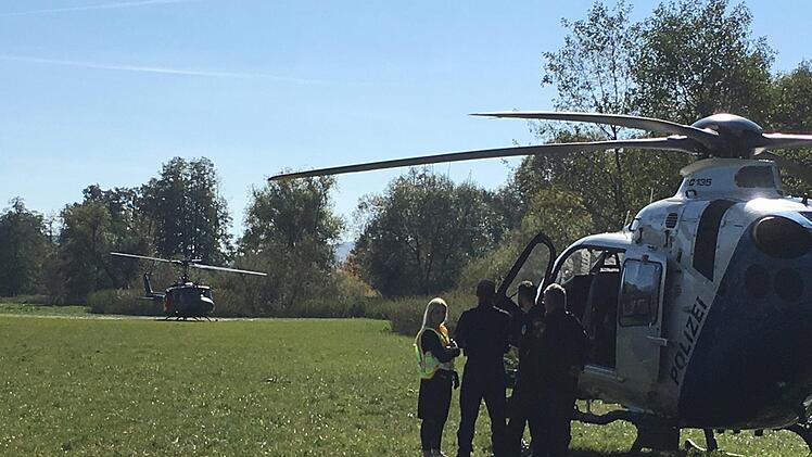 Mit hohem personellem Aufwand sichern Beamte die Unfallstelle. Foto: Ralf Ruppert