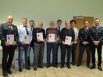 Ehrungen standen bei der Freiwilligen Feuerwehr Katzenbach an (von links) Thomas Fehr, Eddie Kessler, Christoph Emmert, Edgar Metz, Stefan Krapf, Frederick Emmert, Günter Metz, Niklas Kirchner, Julius Geis und Kommandant Johannes Müller.  Foto: Alexander Müller