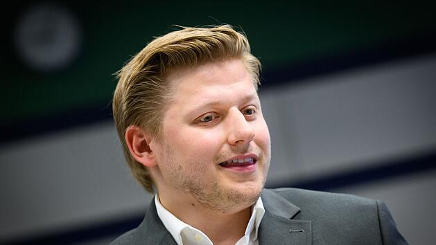 Satiriker "El Hotzo" mit neuem Buch: Wovon handelt "Sidekick"?