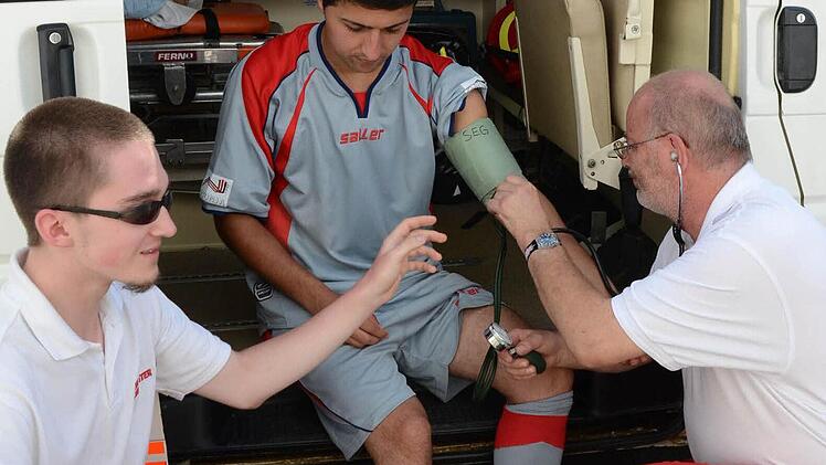 Ein Herz f&uuml;r Kicker: die Johanniter um Thomas Schmid (links) und Urban Hart.