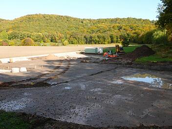 Am Ende eines  idyllischen Taleinschnitts am Steigerwaldrand entsteht das Zentrum Nachhaltigkeit. Das mit großen Hoffnungen verbundene Millionenvorhaben des Freistaats wird von Naturschützern boykottiert und stößt auch in Handthal auf Kritik.   Foto: pr.