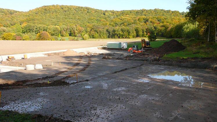 Am Ende eines  idyllischen Taleinschnitts am Steigerwaldrand entsteht das Zentrum Nachhaltigkeit. Das mit großen Hoffnungen verbundene Millionenvorhaben des Freistaats wird von Naturschützern boykottiert und stößt auch in Handthal auf Kritik.   Foto: pr.