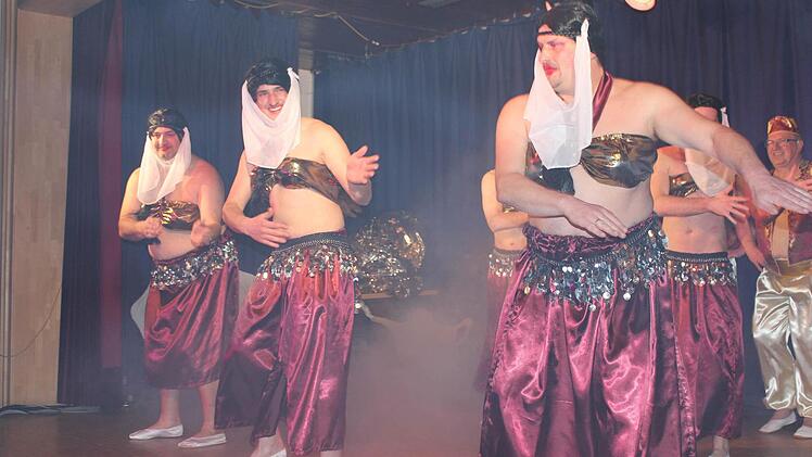 Die Ranzengarde war das Highlight bei der Rosenmontagsveranstaltung in Buchbach. Fotos: Uwe W. Zipfel