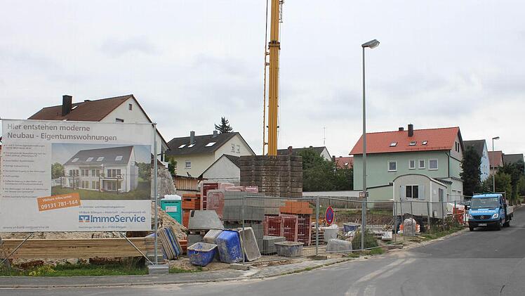 In der Görlitzer Straße in Höchstadt entstehen zwei Sechsfamilienhäuser. Foto: Andreas Dorsch