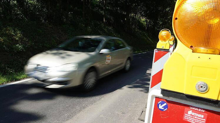 Eine Hälfte der Fahrbahn bleibt im Waldabschnitt weiterhin gesperrt.Foto: Arkadius Guzy
