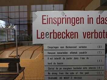 Aus dem "Lehrbecken" im alten Hallenbad ist längst ein "Leerbecken" geworden. Foto: Barbara Herbst