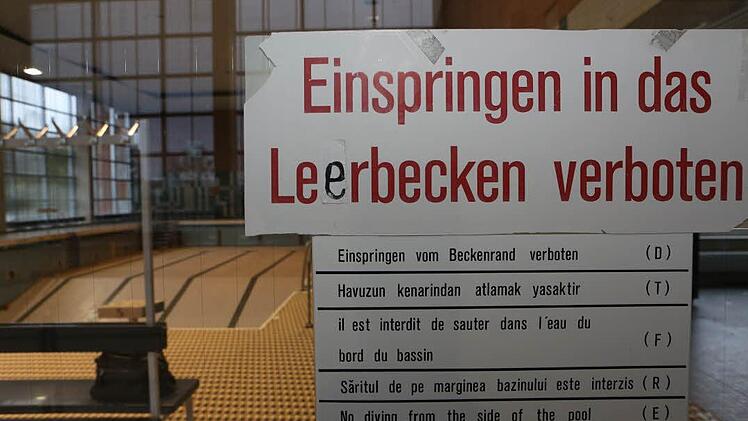 Aus dem "Lehrbecken" im alten Hallenbad ist längst ein "Leerbecken" geworden. Foto: Barbara Herbst
