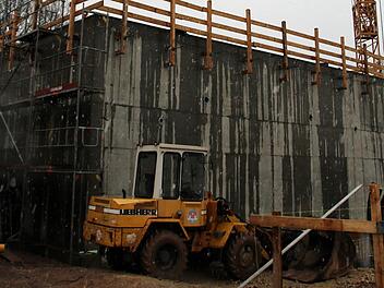 Bagger und Kräne bestimmen derzeit das Gelände der Kläranlage Meschenbach. Foto: Bettina Knauth