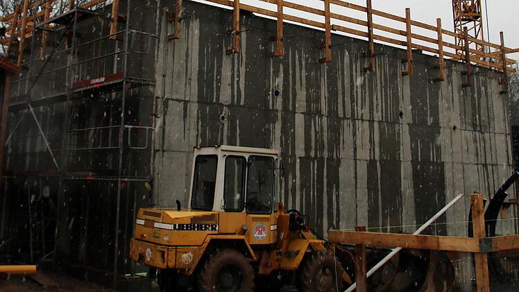 Bagger und Kräne bestimmen derzeit das Gelände der Kläranlage Meschenbach. Foto: Bettina Knauth