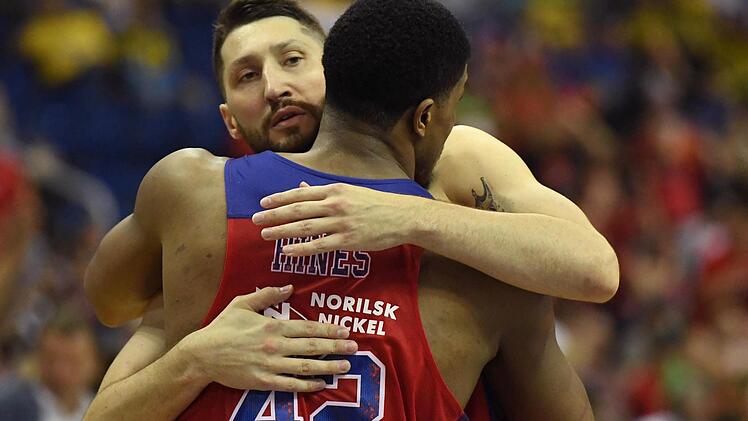 Nikita Kurbanov (hinten) umarmt den Ex-Bamberger Kyle Hines (Nr. 42), der, nachdem er Bamberg verlassen hat, zum fünften Mal in Folge im Euroleague-Final-Four stand und am Sonntag seinen dritten Titel holen kann. Foto: dpa