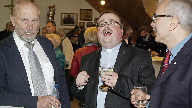Fühlt sich in der Pfarreiengemeinschaft offensichtlich schon wohl und zeigt auch Humor: Pfarrer Norbert Wahler beim Empfang. Foto: Winfried Ehling
