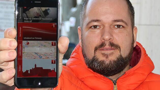 Der Bad Kissinger Christian Gessner kommt ohne Handy nicht mehr aus: Rund vier Stunden am Tag nutzt der 37-J&auml;hrige nach eigener Sch&auml;tzung sein Smartphone, auch die regionalen Nachrichten liest er darauf. Foto: Ralf Ruppert